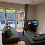 New! Lovely 2 Bed Serviced Apartment With Free Parking