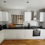 New! Lovely 2 Bed Serviced Apartment With Free Parking