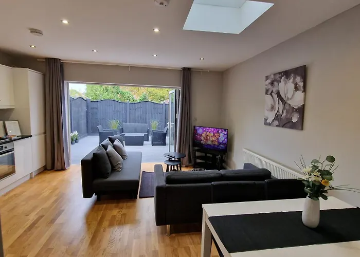 New! Lovely 2 Bed Serviced Apartment With Free Parking