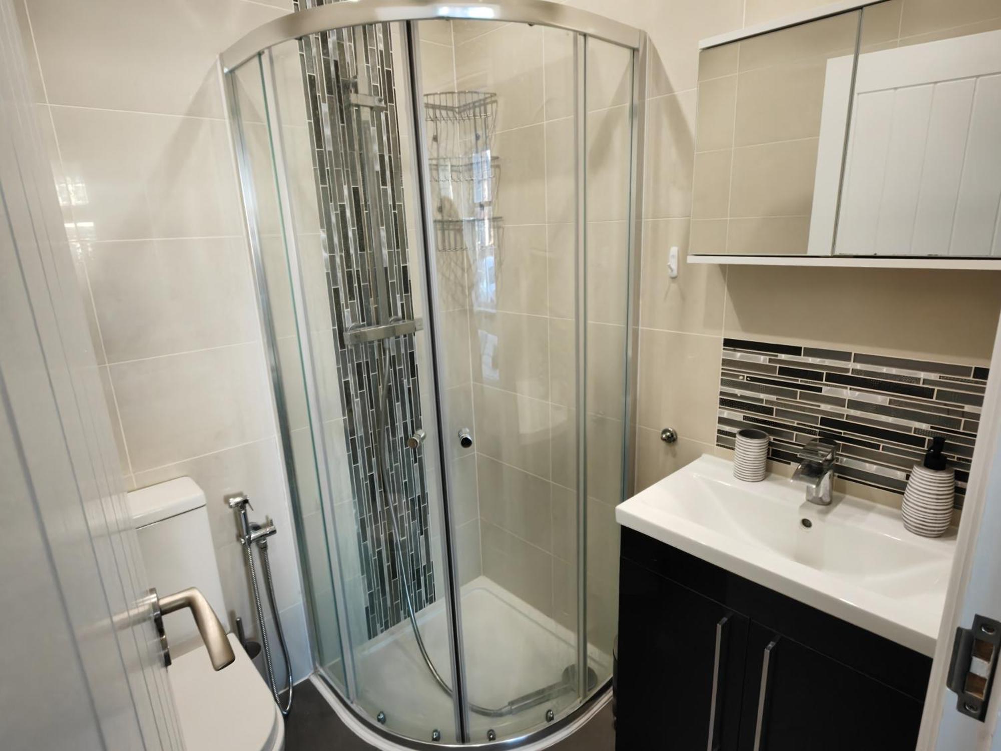 New! Lovely 2 Bed Serviced With Free Parking Appartamento *