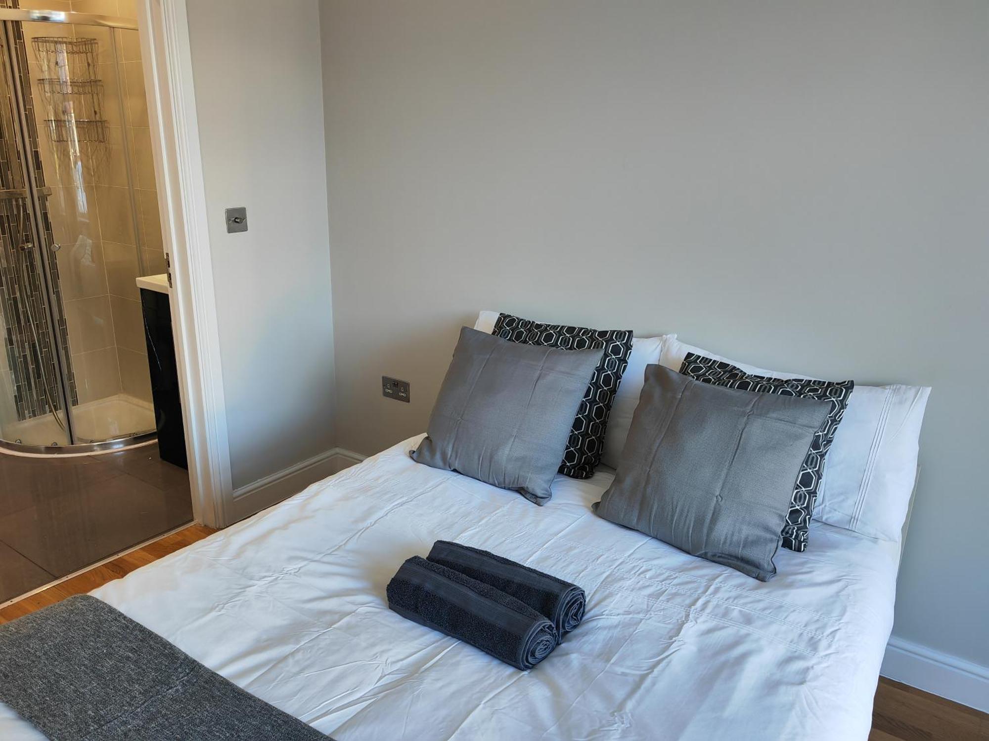New! Lovely 2 Bed Serviced With Free Parking Londra